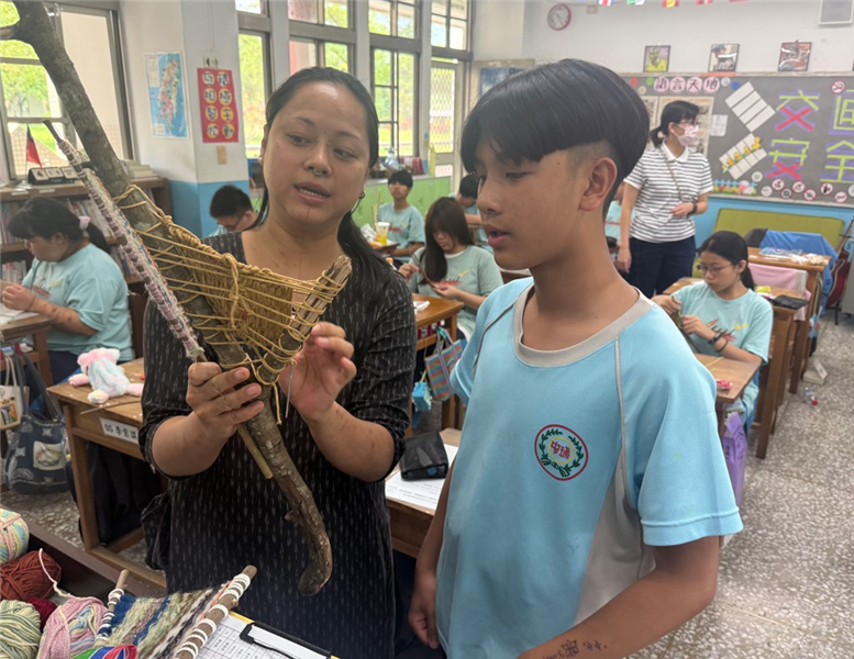 工藝師指導學生編織