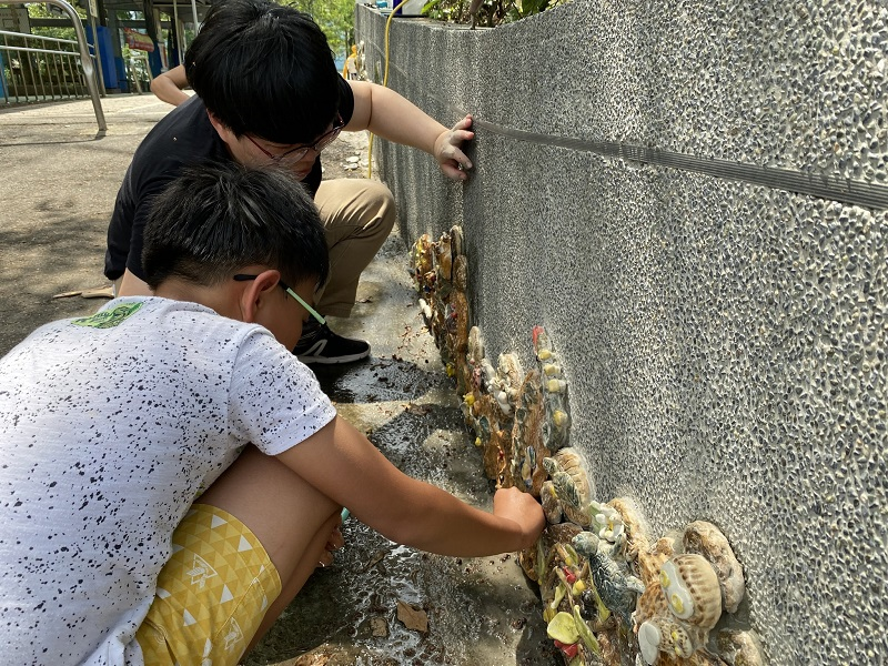 將陶製作品鑲嵌於矮牆上