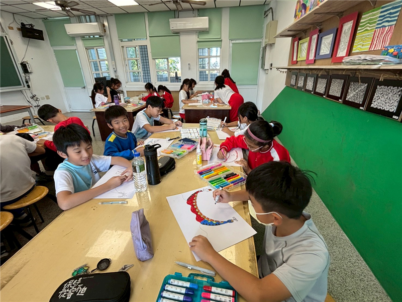 將閱讀與藝術創作結合的歷程，並轉化為自己創作的元素。