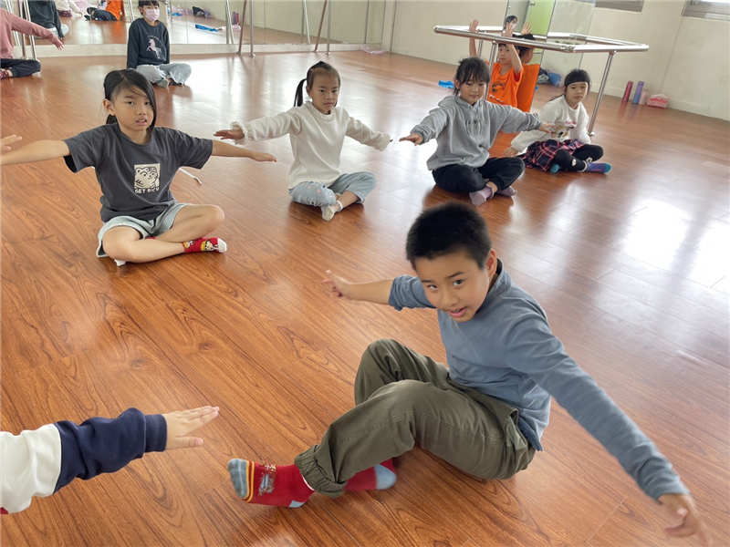 小組成員進行創作