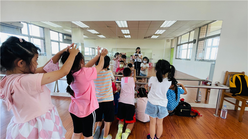 學生在鏡子前看自己的動作是否協調