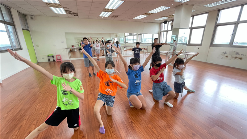 學生展現自己最佳動作