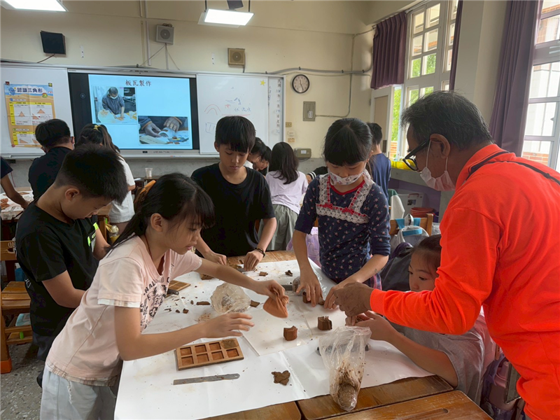 學生製作瓦片