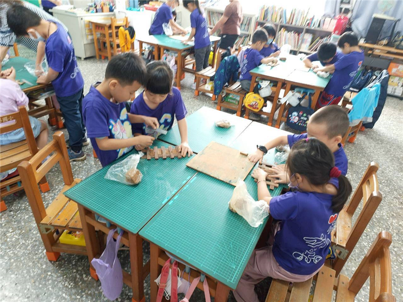 學生體驗捏土製作小磚