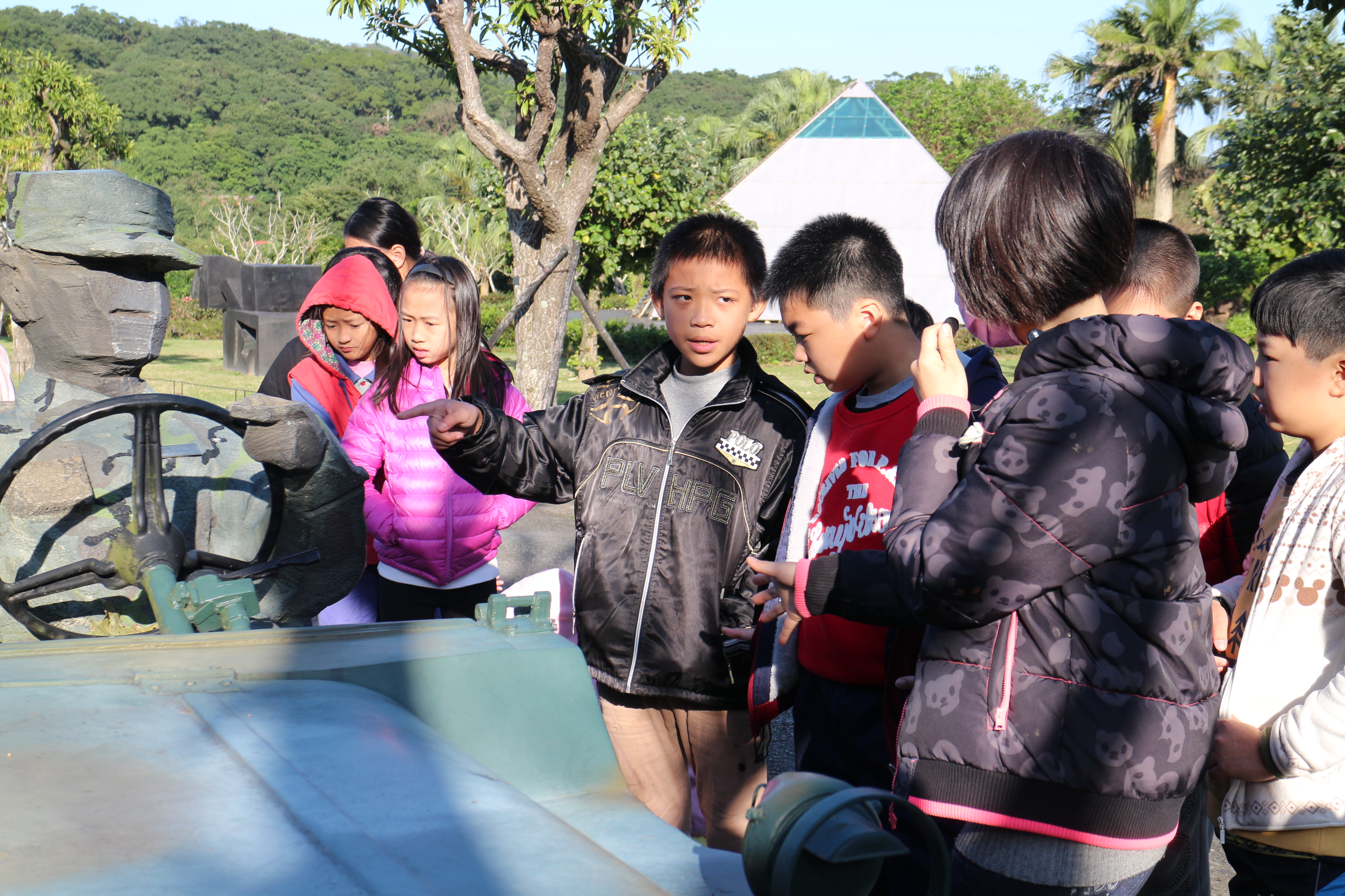 美術館園區展覽中，學生詢問度最高的是〈人間系列—三軍〉