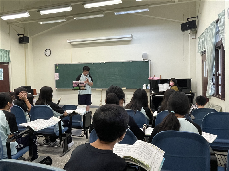 學生上台吹奏