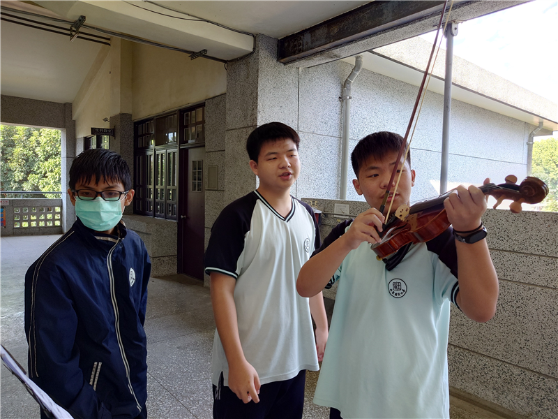 學生小提琴練習
