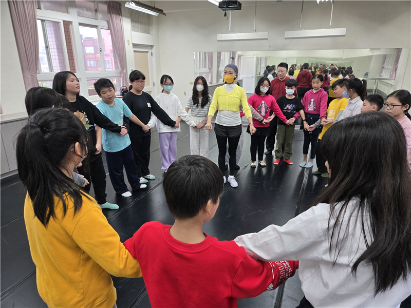 原住民文化-學生練習圍舞動作
