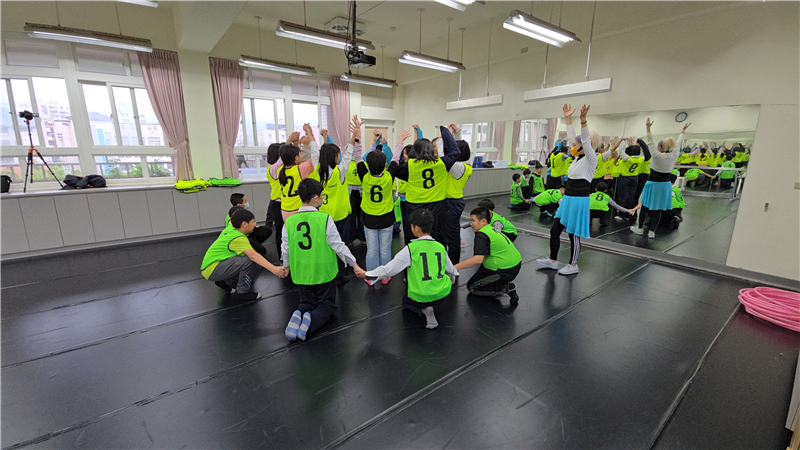 學生練習原住民族舞蹈