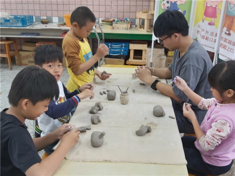 協同教師指導學生陶藝創作