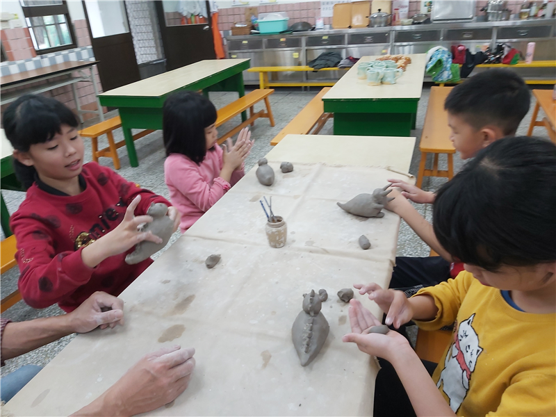 學生投入陶藝創作