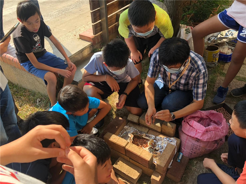 高年級 燻燒陶珠活動