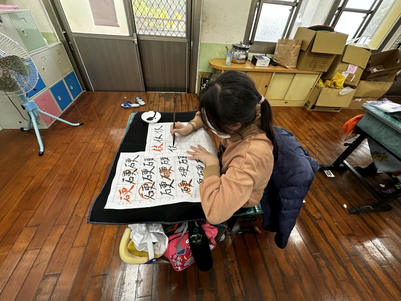 孩子於課程中臨摹練習