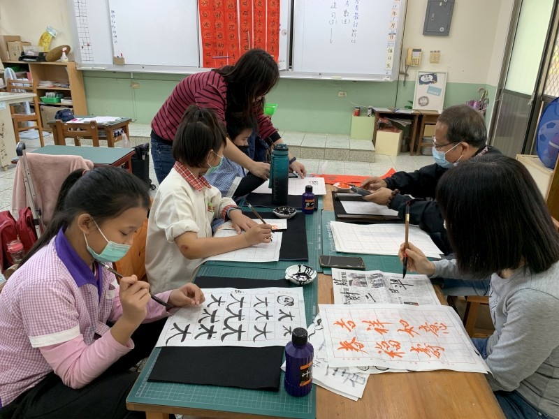 協同老師協助指導學生書法撰寫