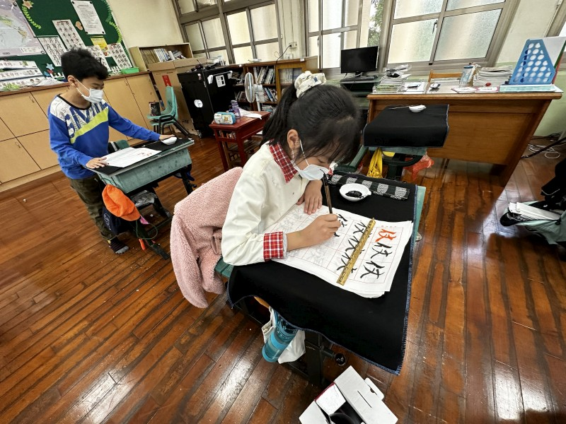 孩子於課程中筆畫練習