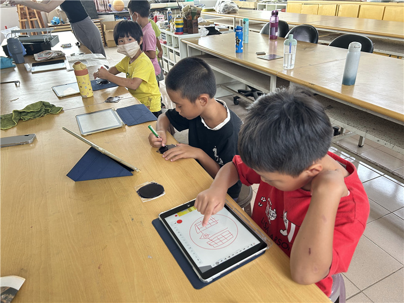 低年級學生運用載具設計作品