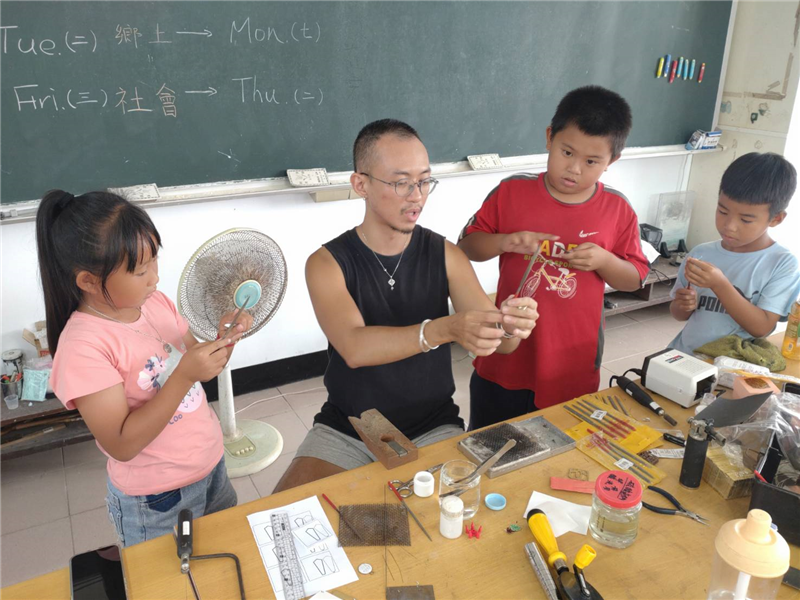 藝術家指導中年級打磨金工作品