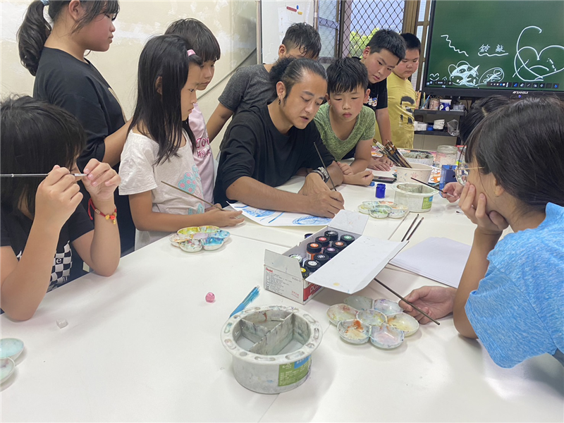 教師指導高年級學生繪圖技巧