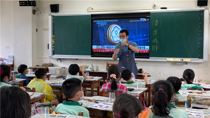 邱老師透過簡報讓學生知道漆藝文化在國際與我們生活的應用相關