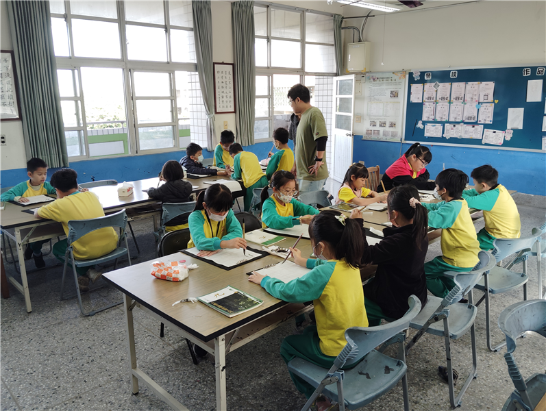 學生上課認真寫書法