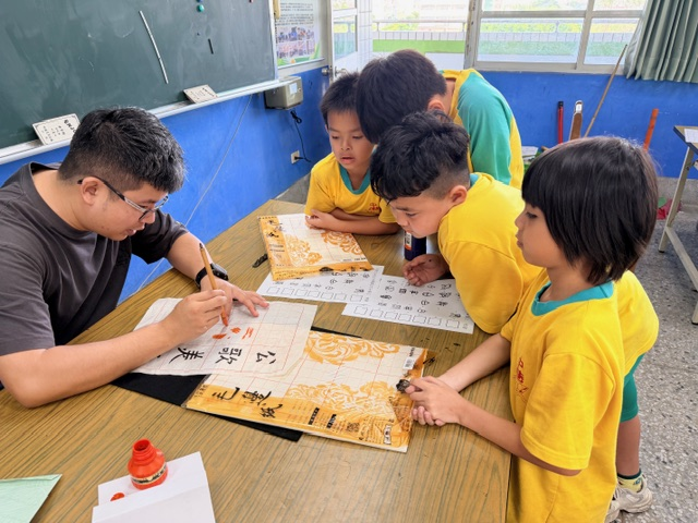 老師指導並示範運筆