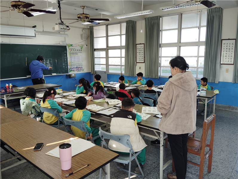 書法教師示範筆法