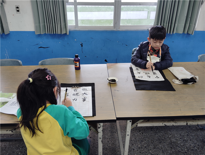 利用午休勤練書法