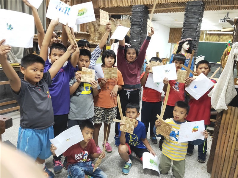 月桃月鞘在布農生活中的運用