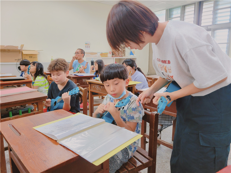 本校協同老師指導課堂中學習較為緩慢的同學。