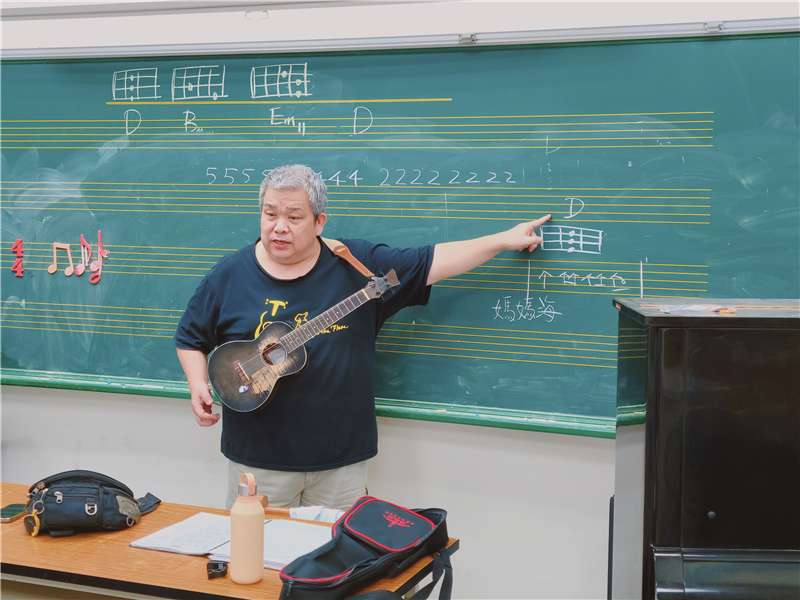 學會和弦正確的按壓後，老師再教導刷弦的方式。