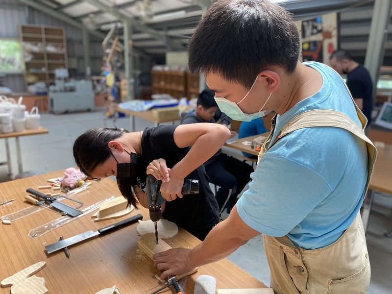7木藝老師協助使用電鑽