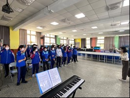 合唱老師透過動作教導學生發音技巧