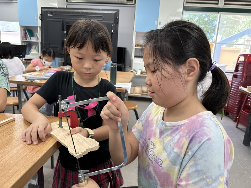 學生合作操作線鋸