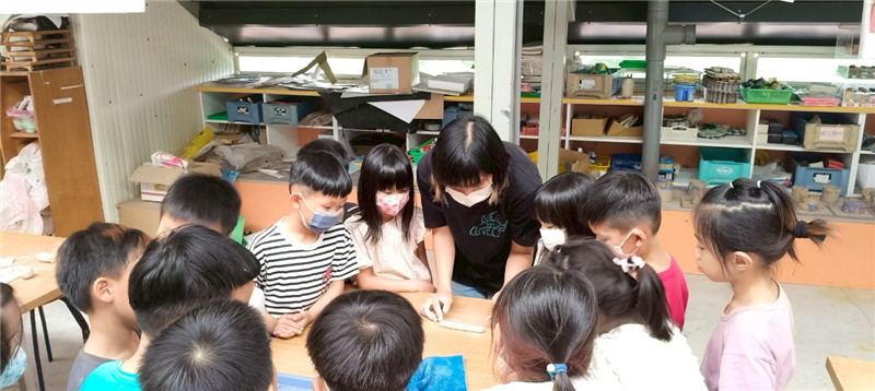 教師指導學生陶土手捏技法