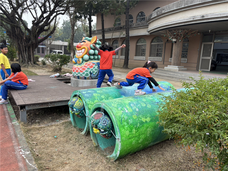 小朋友和水管獅嬉遊