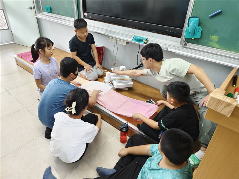 小朋友專注設計布料彩繪圖案