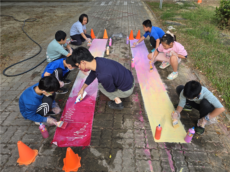 師生共同進行布料彩繪創作