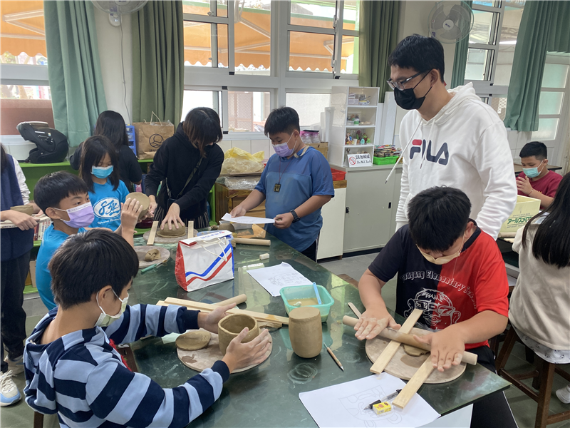 學生陶藝塑土協同教學-五年級