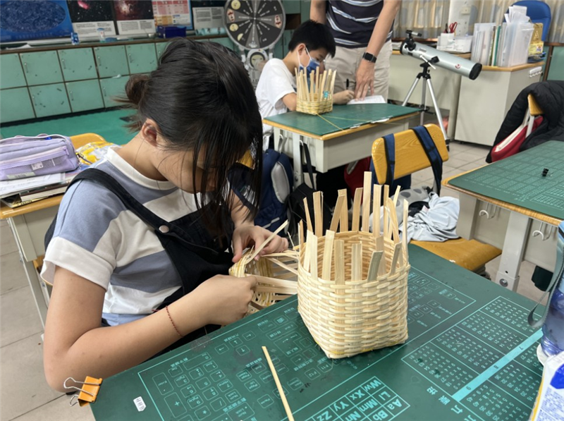 學生專注編織竹提籃