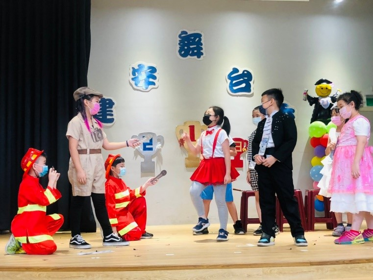 建安舞台秀，三年級學生結合環保議題進行演出，每個角色詮譯得活靈活現。