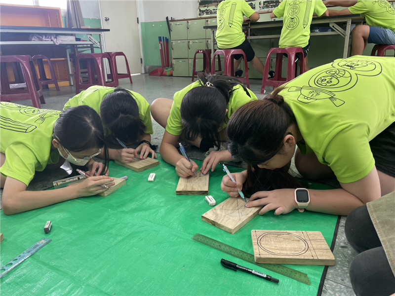 學生畫圖中