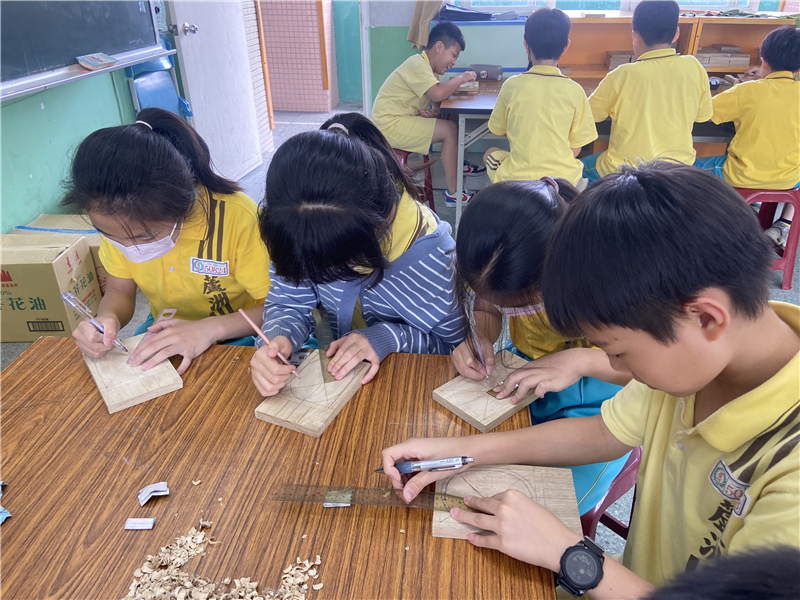 學生開始畫圖