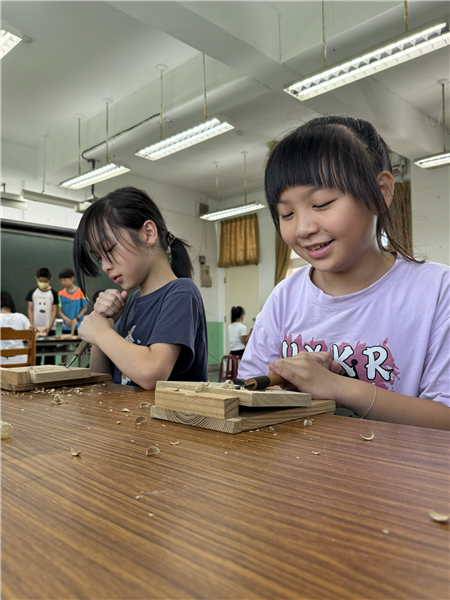 學生用鑿刀挖出模型