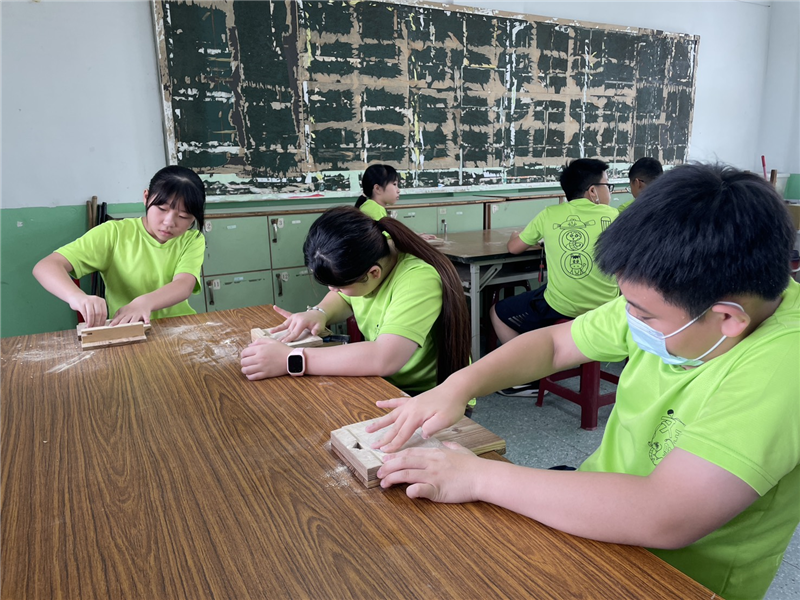 學生用砂紙砂磨