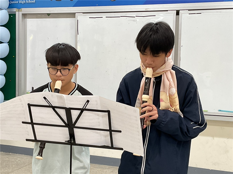 學生上台吹奏練習