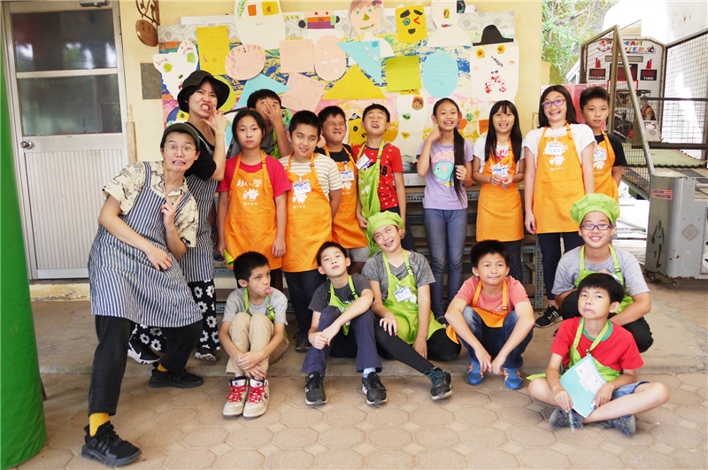 課程最後孩子們與策展作品大合照