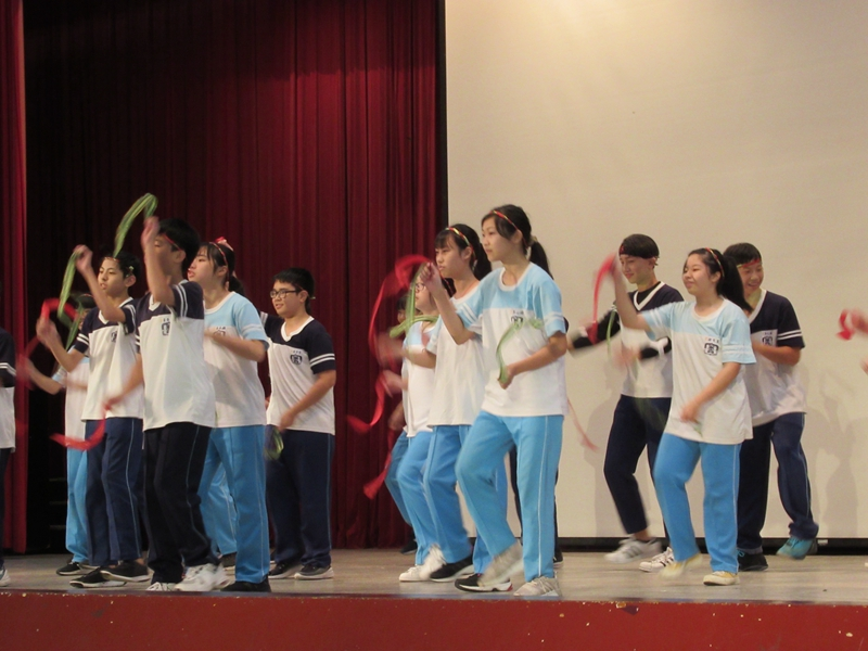107-1 學生設計在集體舞蹈中加入彩帶
