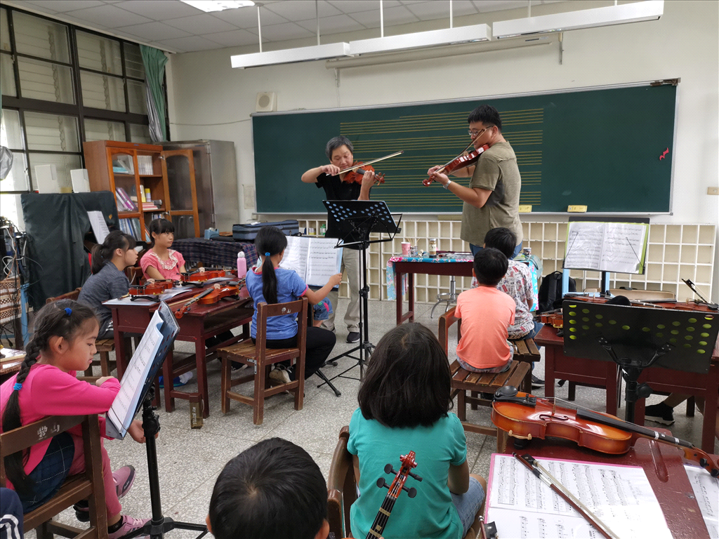 藝師與協同教師示範樂曲合奏