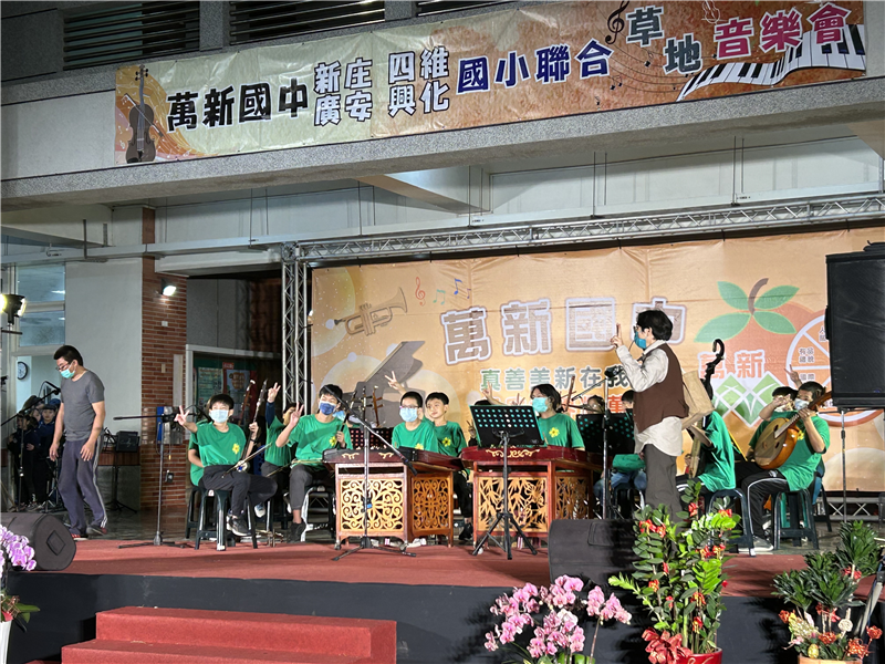 學生參加草地音樂會活動表演