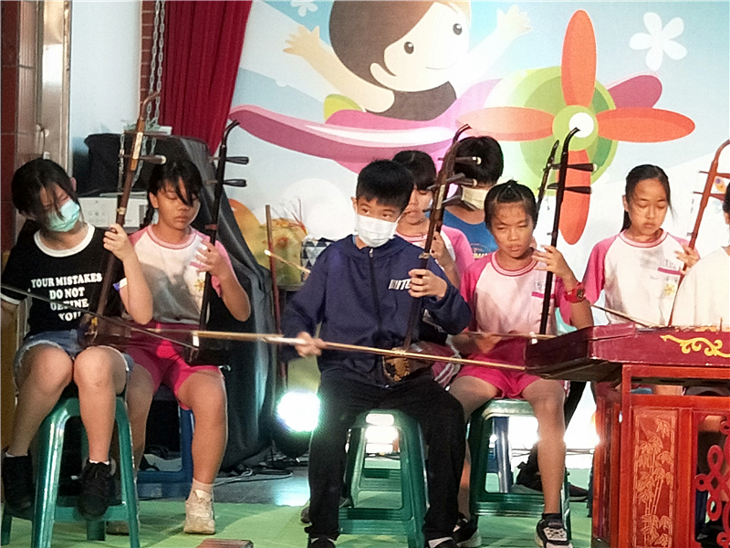 學生參加社區活動表演
